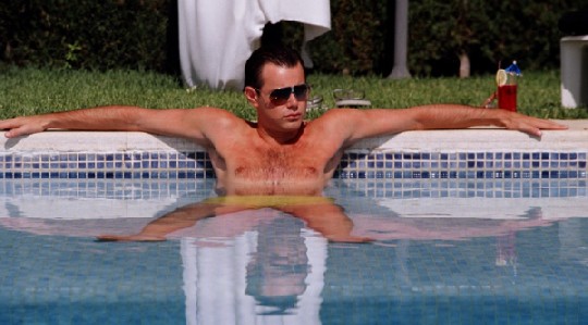 So schön kann das Leben eines Nachwuchs-Gangsters sein: Frankie suhlt sich am Pool statt in der Platte daheim in England abzuhängen. Abb.: Koch Media