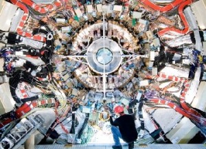 Im unterirdischen Ringbeschleuniger LHC tief unter dem CERN werden Protonen fast bis auf Lichtgeschwindigkeit beschleunigt und stoßen dann zusammen. Damit werden Zustände wie nach dem Urknall simuliert. Die dabei entstehenden Fragmente werden an Großanlagen wie hier dem Atlas-Detektor ausgewertet. Abb.: MPG