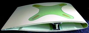 Prototyp eines von "Cool Silicon" entwickelten Flugzeugflügel aus leichtem Kohlenfaserstoff, in den selbstversorgende Materialermüdungs-Sensoren einlaminiert wurden. Sie sollen ein ganzes Flugzeugleben lang die Stabilität von Tragflächen überwachen. Abb.: FHG