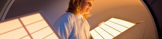 Organische Leuchtdioden beim Test in der Ulbrichtkugel, einer Messeinrichtung im COMEDD. Abb.: Jürgen Lösel, COMEDD