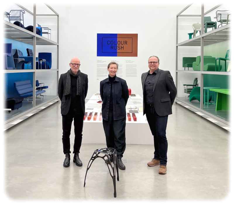 Sammlungsleiterin Susanne Graner vom des Vitra-Design-Museum nimmt den Leichtbauhocker von Prof. Peter Laabs (links) und Prof. Axel Spickenheuer (rechts) entgegen. Foto: Vitra-Design-Museum