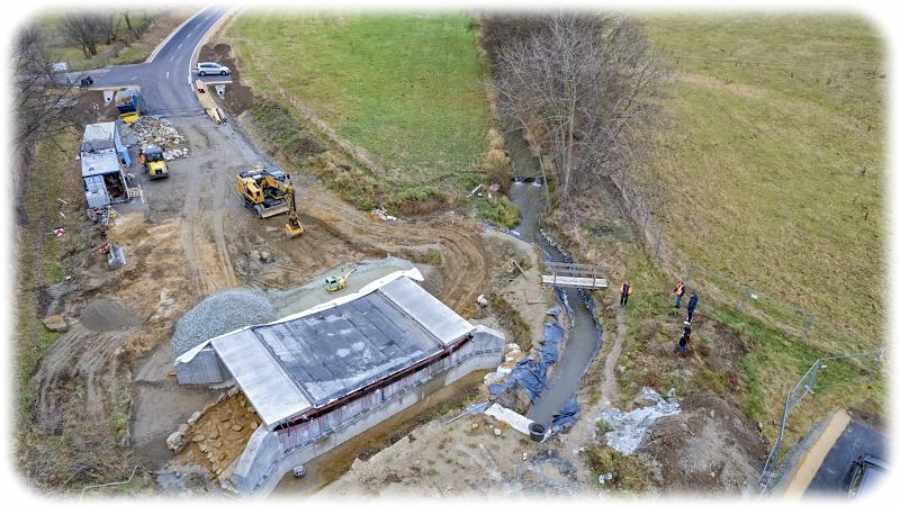 Das Luftbild zeigt frühere Arbeiten an der Carbonbetonbrücke für die Staatsstraße 111 bei Wurschen. Foto: Stefan Gröschel, IMB, TU Dresden