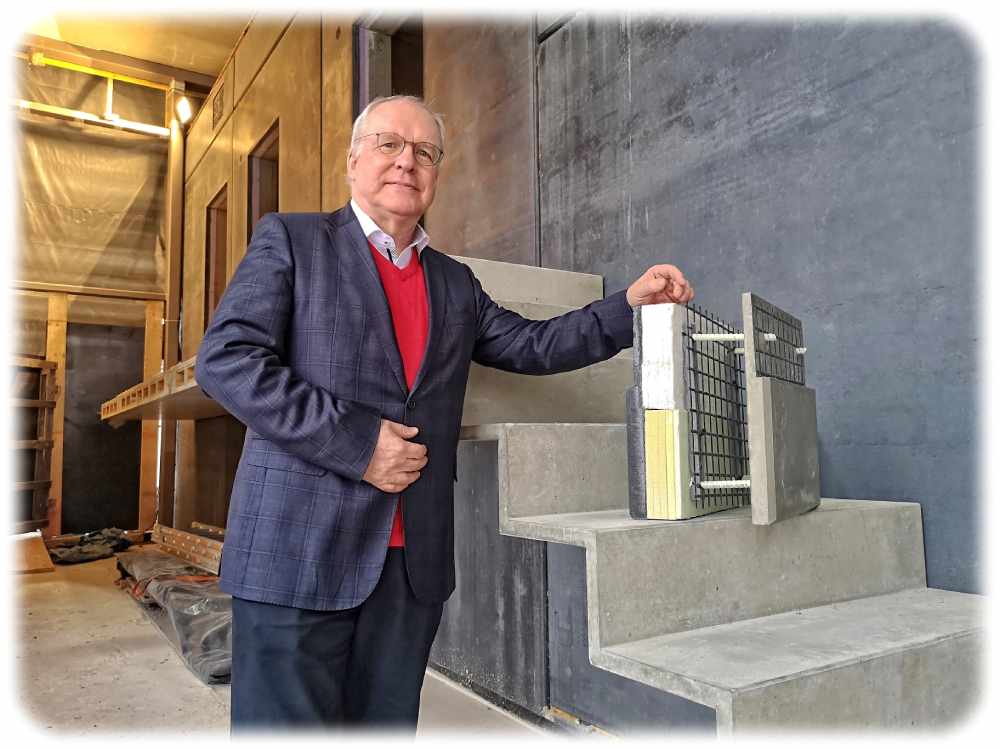 Prof. Manfred Curbach steht neben einer Treppe und einem Muster, die zeigen, wie dünn und doch stabil mit Carbonbeton gebaut werden kann. Foto: Heiko Weckbrodt