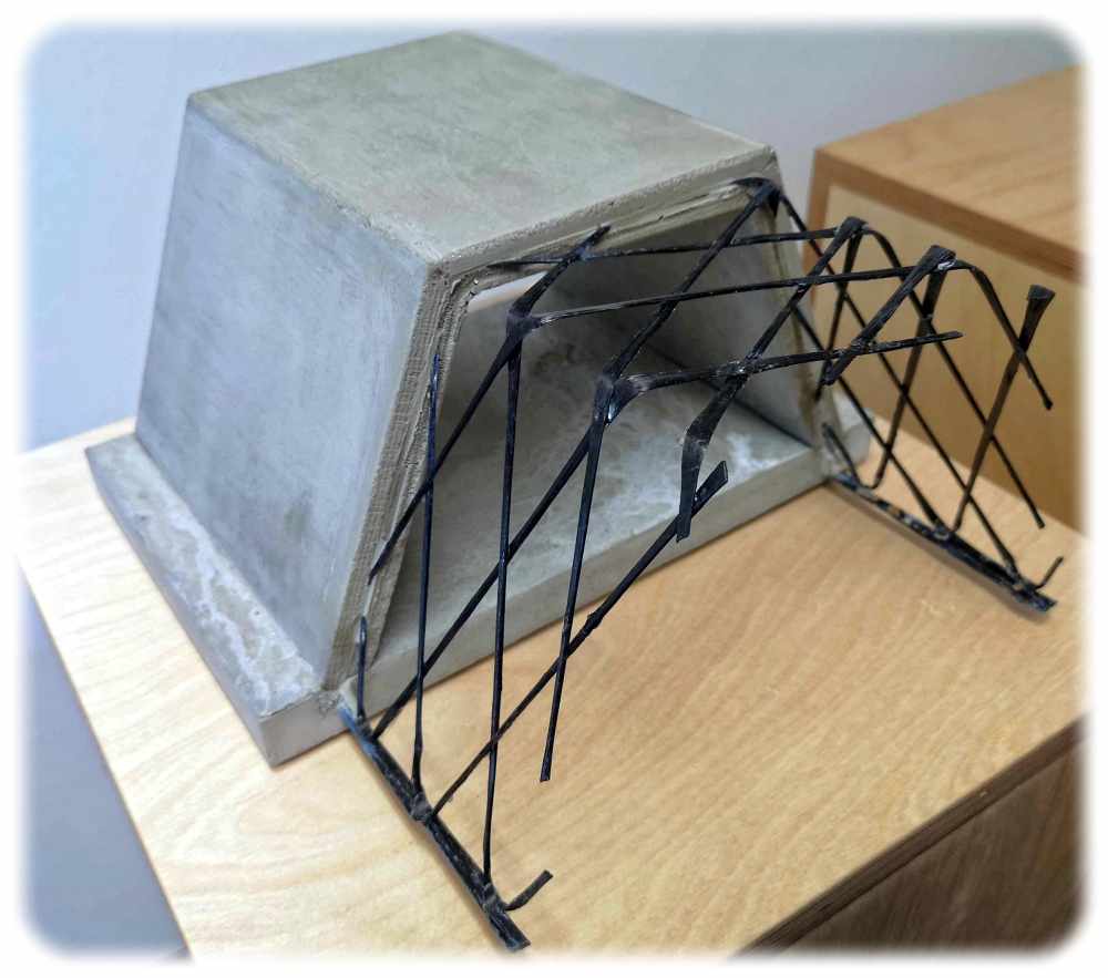 So sieht Carbonbeton innen aus. Hier ein Profil aus Beton, der mit kohlenfaser-Bauteilen statt mit Stahl verstärkt wurde. Foto: Heiko Weckbrodt