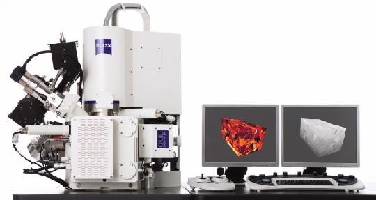 Mit Spezialmikroskopen ähnlich diesem wollen die Dresdner Nanoanalytiker tief in die atomare Welt eindringen. Foto: Carl Zeiss
