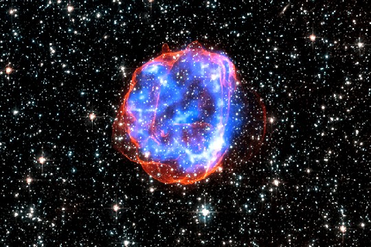 Die heiße Staubwolke "SNR 0519-69.0" entstand in unserer Nachbargalaxis, der Großen Magellanwolke, nach einer Sternenexplosion. Das Bild kombiniert farbübersetzte Röntgen-Aufnahmen des Chandra-Teleskops und "Hubble"-Aufnahmen aus dem sichtbaren Lichtbereich. Foto: NASA/Chandra