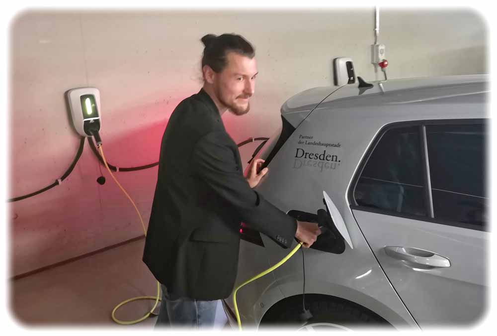 ChargeX-Gründer Tobias Wagner testet seine "Aqueduct"-Ladepunkte für Elektroautos in der Manufaktur-Tiefgarage von Volkswagen in Dresden. Foto: Heiko Weckbrodt