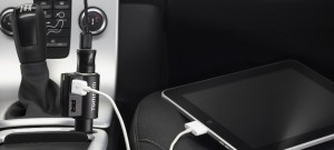 Als Extra ist der Multi-Charger erwerbbar, mit dem man unterwegs z. B. auch das iPad mit aufladen kann. Abb.: TomTom