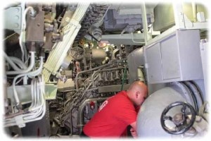 Ein Wartungsmechaniker in der Hecksektion. Foto: Heiko Weckbrodt