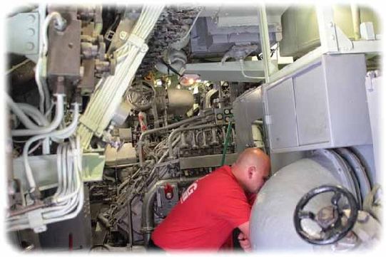 Ein Wartungsmechaniker in der Hecksektion. Foto: Heiko Weckbrodt