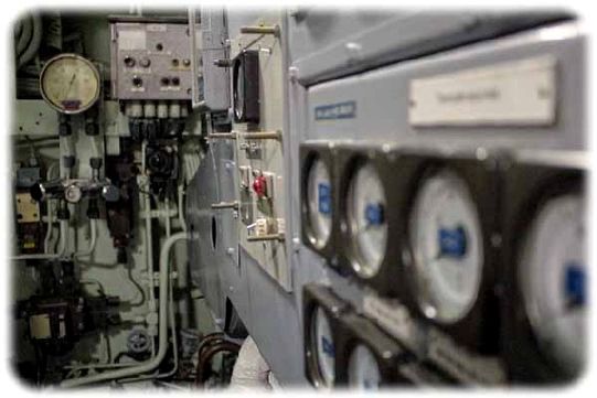 Überall schön technisch wirkende analoge Anzeigen für Druck, Spannung, Stromstärke etc. an Bord des Atom-U-Bootes. Der Reaktorkontrollraum. Foto: Heiko WeckbrodtÜberall schön technisch wirkende analoge Anzeigen für Druck, Spannung, Stromstärke etc. an Bord des Atom-U-Bootes. Der Reaktorkontrollraum. Foto: Heiko Weckbrodt