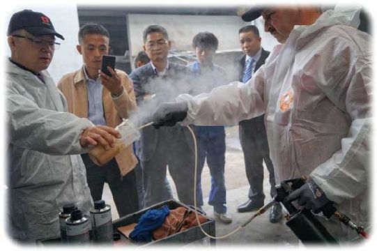 Ein Elaskon-Mitarbeiter schult die chinesischen Kollegen in der Autopflege mit den Konservierungs-Mitteln aus Dresden. Foto: Elaskon