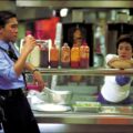 Polizist 663 (Tony Leung Chiu-wai) trauert um seine Stewardess, joggt bis zur Austrocknung und bemerkt noch nicht mal, wie ihn die Imbiss-Kellnerin Faye (Faye Wong) anhimmelt. Szenenfoto aus "Chungking Express": Plaion