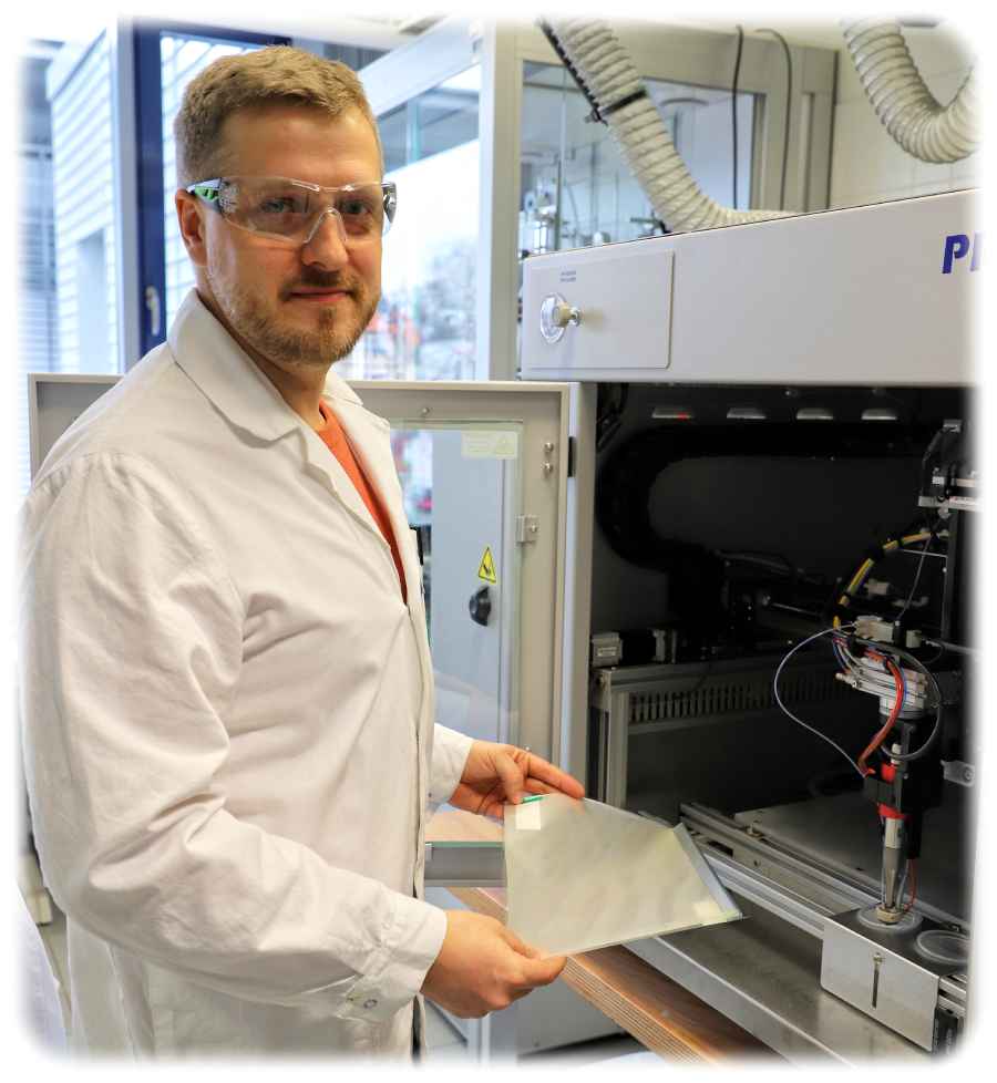 Clemens Kubeil vom Fraunhofer-Ifam bereitet im Elektrolyse-Labor in Dresden eine Membran für die Beschichtung vor. Foto: Fraunhofer-Ifam