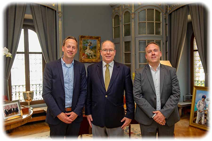 Prinz Albert von Monaco (Mitte) unterhielt sich in seinem Palast mit Nicolas Röhrs (links) und Stefan Reckling (r.) von "Cloud & Heat" Dresden. Foto: Palastfotograf von Prinz Albert von Monaco