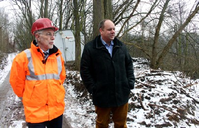 Manfred Speer (links) von der Wismut und Wirtschaftsbürgermeister Dirk Hilbert begutachten den Sanierungsstart auf der Collmberghalde. Foto: Heiko Weckbrodt