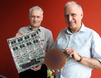 Die DMOS-Chefs Mario Reichel (links) und Holger Jung zeigen einen mehrfach vergrößerten Schaltkreis-Entwurf und einen Wafer mit Hunderten fertiger Chips. Foto: Heiko Weckbrodt
