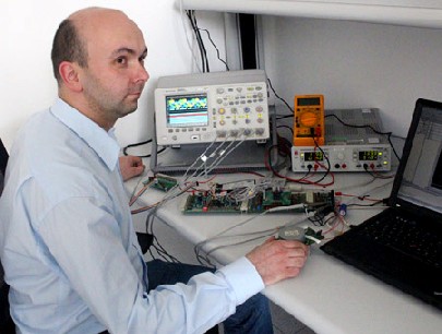 DMOS-Ingenieur Jörg Krupar an einem Messplatz für Motorsteuerungen. Foto: Heiko Weckbrodt