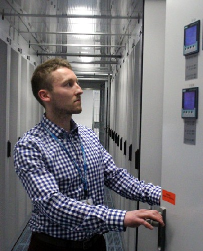 Jedrzej Jastrzebowski überprüft im Comarch-Rechenzentrum Dresden die Versorgung der Server. Foto: Heiko Weckbrodt