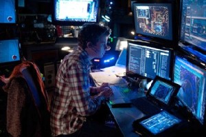 Das jüngere Ich von Konzernchef Alex Saddler (Erik Knudsen) hilft Keira im Jahr 2012. Foto; Universum-Film