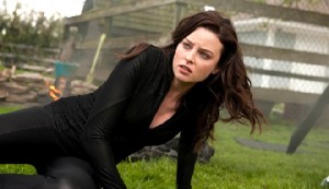 In ihrem eleganten Lack- und Leder-Hightech-Kampfanzug schlängelt sich Zukunfts-Cop Keira durch unsere Gegenwart. Foto: Universum-Film