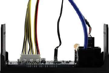 Links die Anschlüsse für die PC-Lüfter, in der Mitte die Wärmesensor-Leitung, rechts die Kabel für USB 2 & 3. Foto: Aerocool