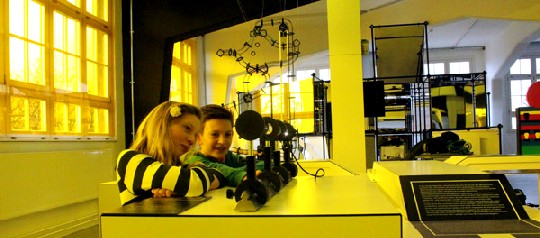 Antonia und Max (beide 12 Jahre alt) experimentieren in "CoolX" mit Licht, wie es in der Chip-Lithografie benötigt wird. Foto: Heiko Weckbrodt