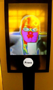 Wie cool bist Du? Wärmebildkameras spiegeln die Besucher als Thermografie. Foto: Heiko Weckbrodt