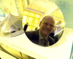 "Cool Silicon"-Koordinator Prof. Thomas Mikolajick spiegelt sich in einem Chip-Wafer in der "CoolX"-Schau. Foto: Heiko Weckbrodt