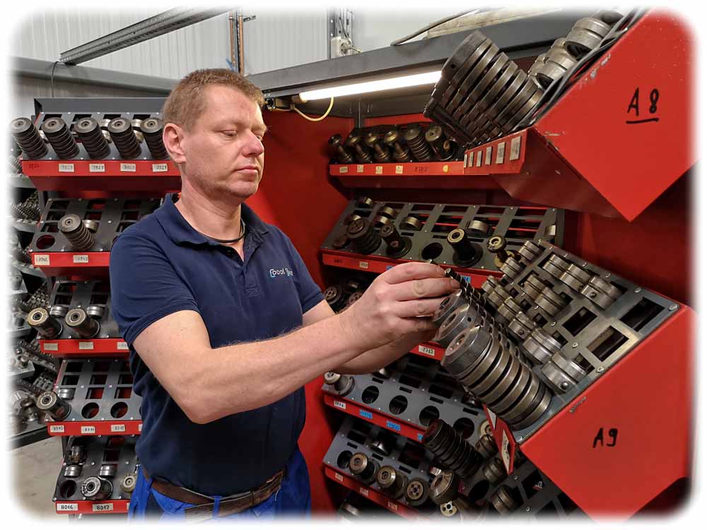 Werkzeugmacher Michael Dreßler sortiert an einer CNC-Maschine in der neuen "Coool Case"-Fabrik ein Werkzeuglager. Foto: Heiko Weckbrodt