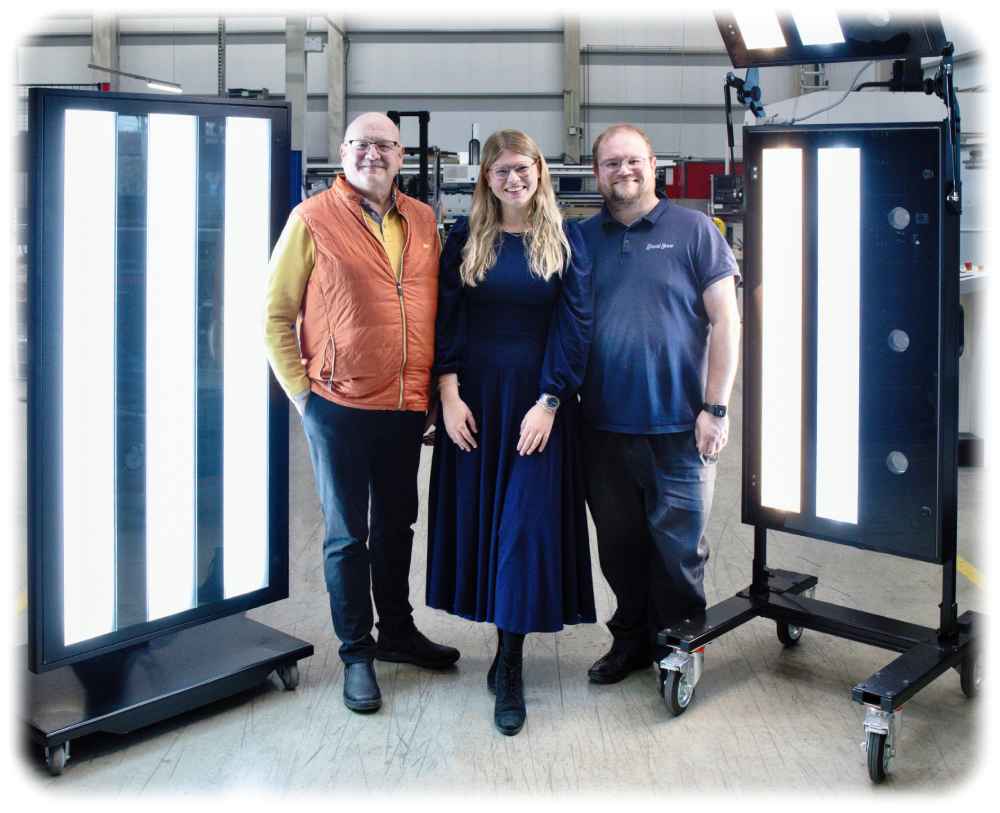 Christian Michel (links), Melinda Krusemark und Marvin Michel freuen sich über die neue Leuchten-Fabrik in ihrem Cooolcase-Unternehmensverbund. Foto: Cooolcase