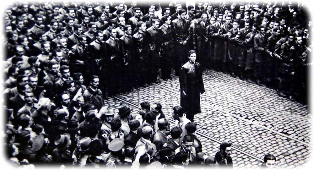 Codreanu bei einer Kundgebung der Legionärsbewegung in Bukarest (1937). Fotograf unbekannt, gemeinfrei, Wikipedia