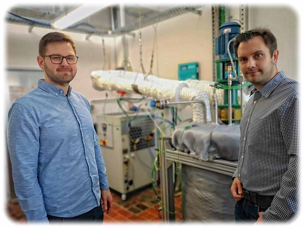 Christian Knosalla und Lennart Schmies vom Institut für Energietechnik werten an der TU Dresden die Praxisdaten ihrer Versuchsanlage für heiße Flüssigsalze aus. Foto: Heiko Weckbrodt