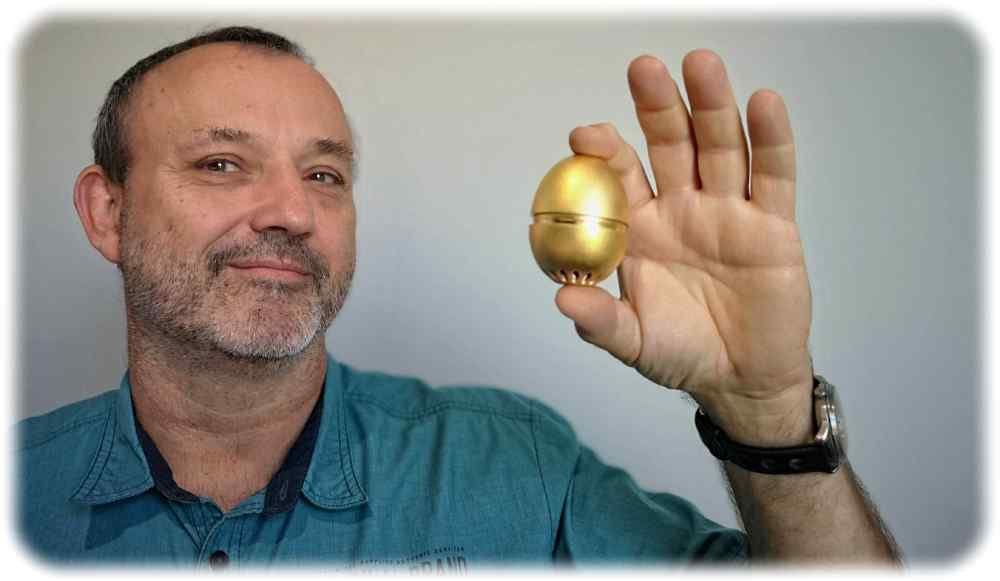 Creavac-Chef Steffen Heicke zeigt ein vergoldetes Ei. Foto. Heiko Weckbrodt