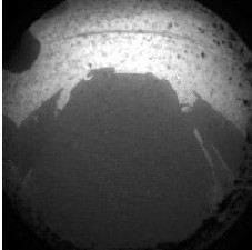 Der Roboter knipste auf dem Mars sofort los und sah - seinen Schatten. Abb.: NASA