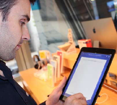 Verkäufer Attila Szucs mit einem Tablet - die Kunden fragen meist, wie sie Briefe und E-Mails auf diesen kleinen Computern schreiben können, sagt er. Foto. Heiko Weckbrodt