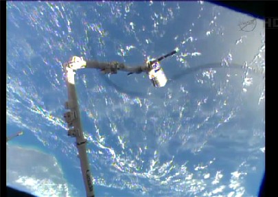 Vom Roboterarm der ISS erfasst: Das Privatraumschiff Cygnus. Foto: NASA-TV