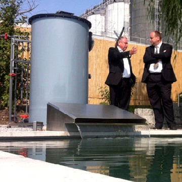  DAS-Chef Horst Reichardt (l.) zeigt Wirtschaftsbürgermeister Dirk Hilbert (FDP) eine neuentwickelte biologische Reinigungsanlage für Pools und Gartenteiche, die den Chloreinsatz auf Privatgrundstücken senken soll. Foto. Heiko Weckbrodt