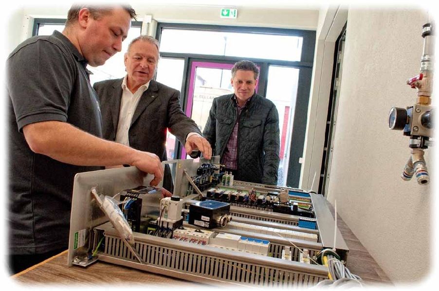 DAS-Gründer Horst Reichardt inspiziert die Elektronik-Werkbänke in im Neubau an der Goppelner Straße. Foto: WeichertMehner 
