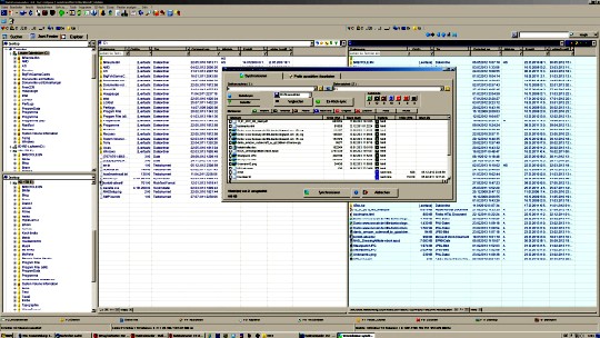 Drei-Fenster-Ansicht des Datei-Commanders 14 - und das Synchro-Tool, das uns sagt, wo welche Dateien in Quell- und Ziellaufwerk fehlen. Abb. (absichtlich unscharf): hw