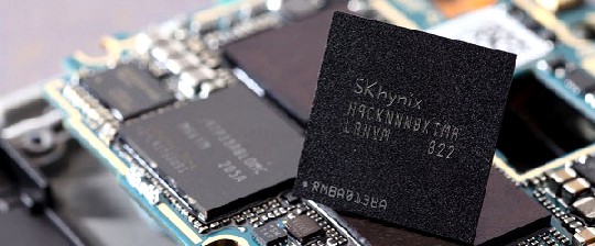 Teurere Stromspar-Speicher für mobile Geräte sind gefragt - hier ein Low-Power-DDR3-Chip von Hynix. Foto: Hynix