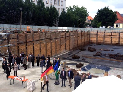 Vertreter von TU Dresden und Land Sachsen legten heute den Grundstein für das 30 Mio. € teure Physikinstitut an der Nöthnitzer Straße in Dresden. Foto: Heiko Weckbrodt