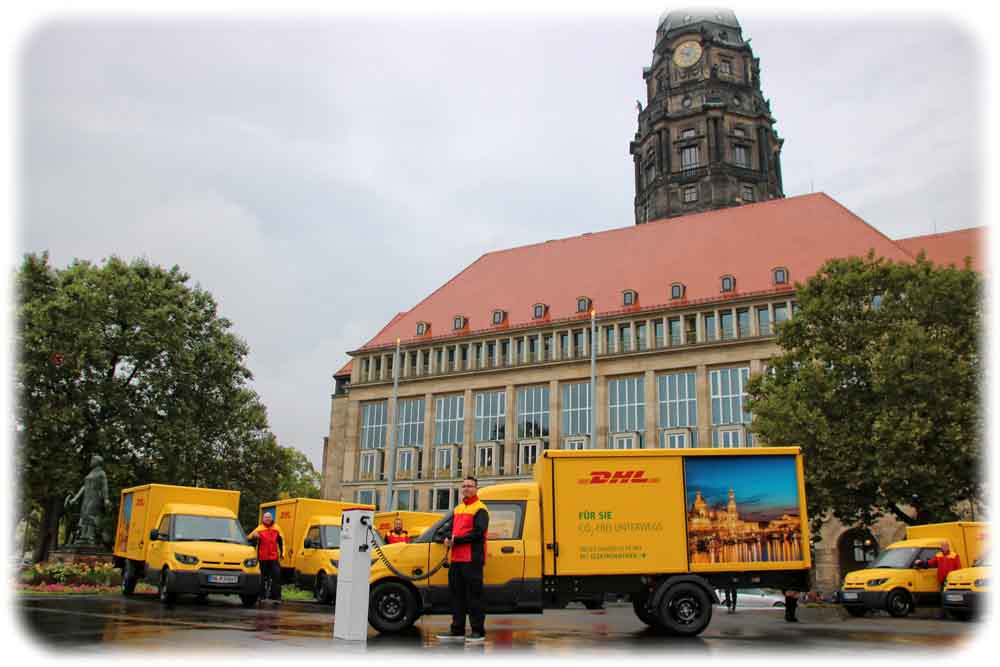 Die neuen Work-L-Elektrotransporter von DHL auf dem Vorplatz des Dresdner Rathauses. Foto: Heiko Weckbrodt