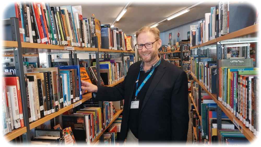 Vizedirektor Chris Boreham in der Bibliothek der "Dresden International School". Gleich nebenan soll der Erweiterungsbau entstehen. Foto: Heiko Weckbrodt