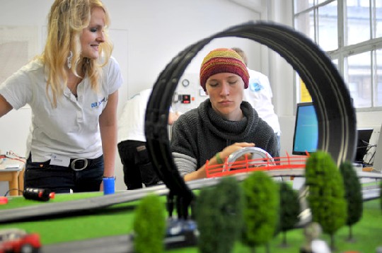 An einer Rennbahn können Jugendliche Superkondensatoren testen. Foto: TSD