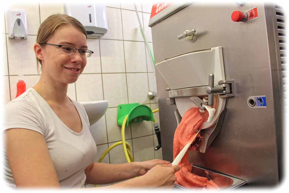 Konditor-Azubine Romy Otto bereitet hier ein laktosefreies Erdbeer-Eis zu - eine Spezialität der Dresdner Konditorei Heller. Foto: Heiko Weckbrodt