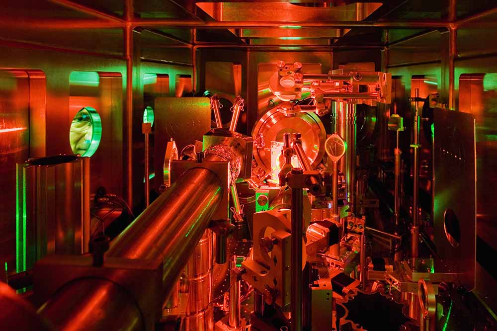 Mit Super-Lasern wie dem Draco und Penelope wollen die Rossendorfer Forscher sehr kompakte Protonenbeschleuniger konstruieren, die zum Beispiel Hirnkrebs-Therapien auch in kleineren Krankenhäusern möglich machen sollen. Foto: HZDR/Jürgen Lösel
