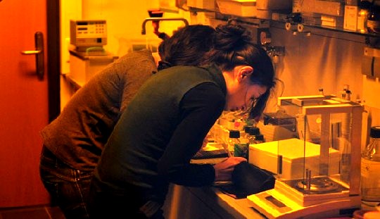 Tüfteln noch wie die Wilden im Nano-Labor: Dilyana Kirova (vorn) und Gisela Gabernet Garriga. Foto: Hans-Georg Braun 
