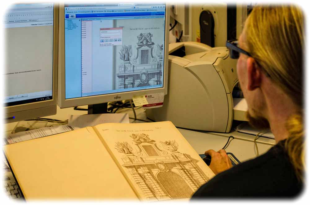 Ein SLUB-Mitarbeiter erschließt mit der Software Goobi ein digitalisiertes Buch. Foto: SLUB