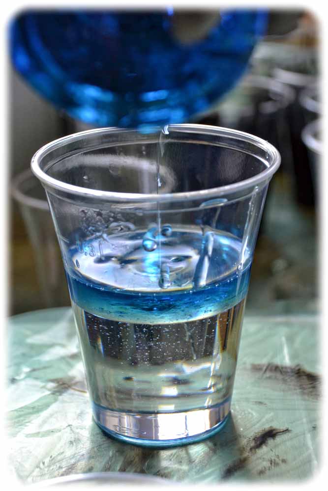 Die blaue Flüssigkeit ist ein Harz, das die Studenten mit Glas- und Kohlefasern laminieren. Foto: Moritz Heimann